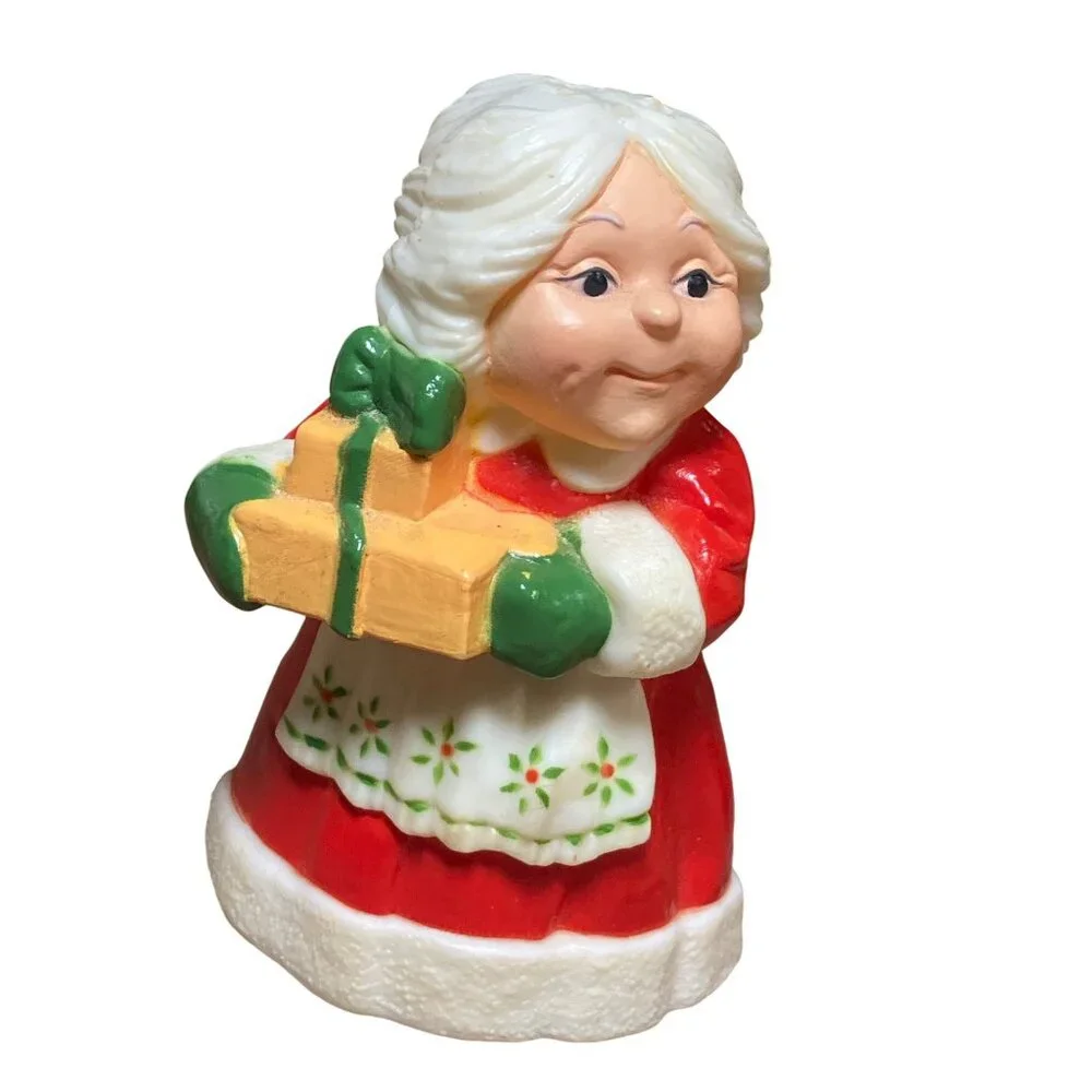 Hallmark Santa & Mrs. Claus Plastic Salt & Pepper Shakers Christmas Decor Vintag